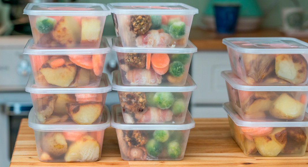 Meal prep organizado en táperes